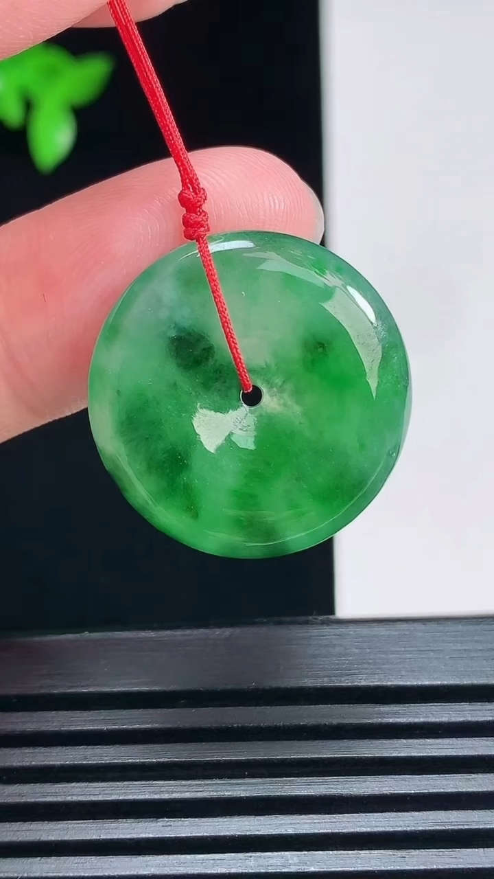 天然A货翡翠平安扣吊坠，尺寸22.6-3.5 重量:4.00g
6月30日