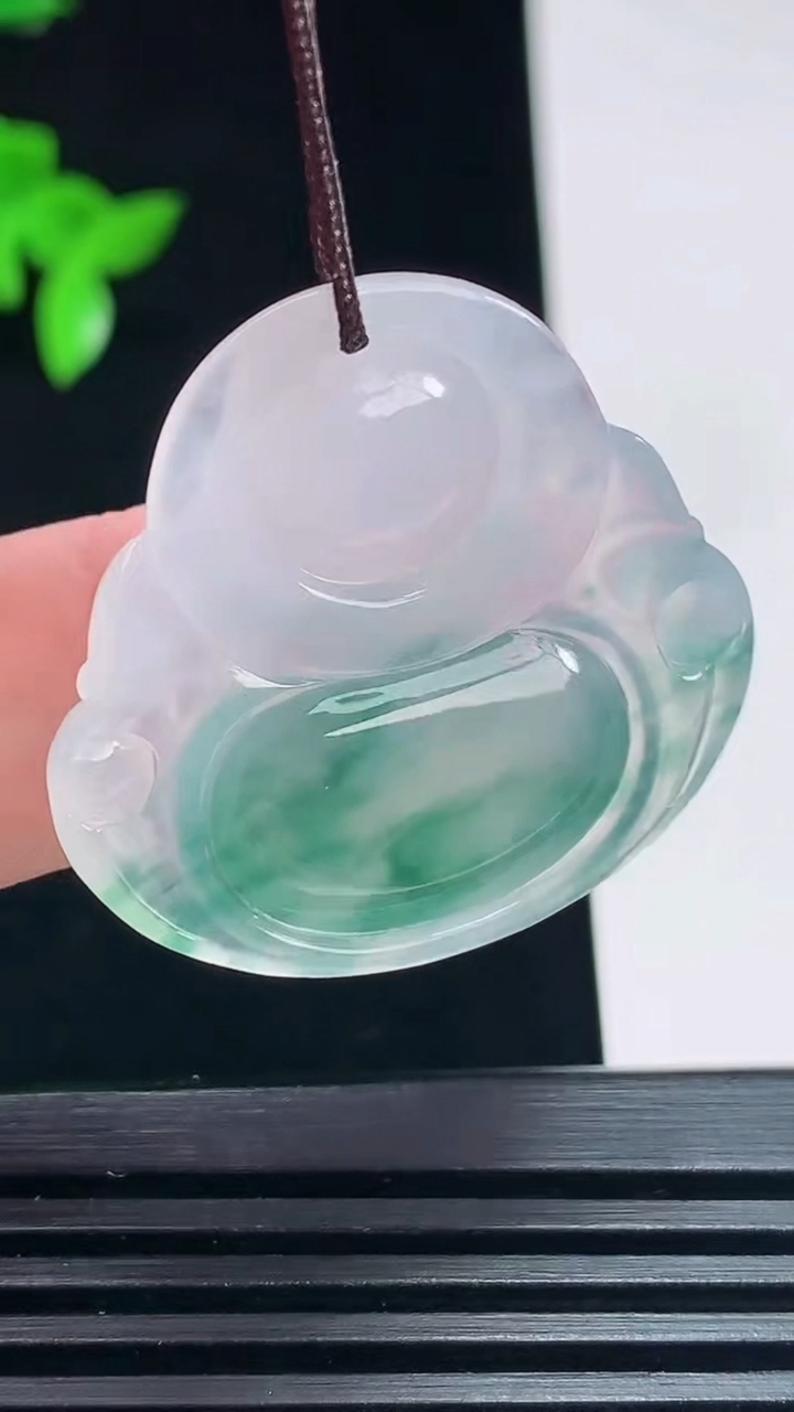 天然A货翡翠种飘花佛公吊坠，尺寸30-32-5.5 重量:8.12g
6月30日