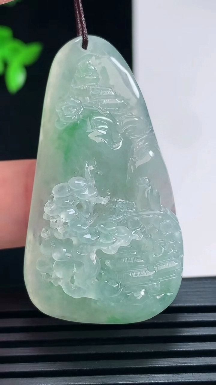 天然A货翡翠山水牌吊坠，尺寸49-27.5-12.5 重量:21.30g
6月30日