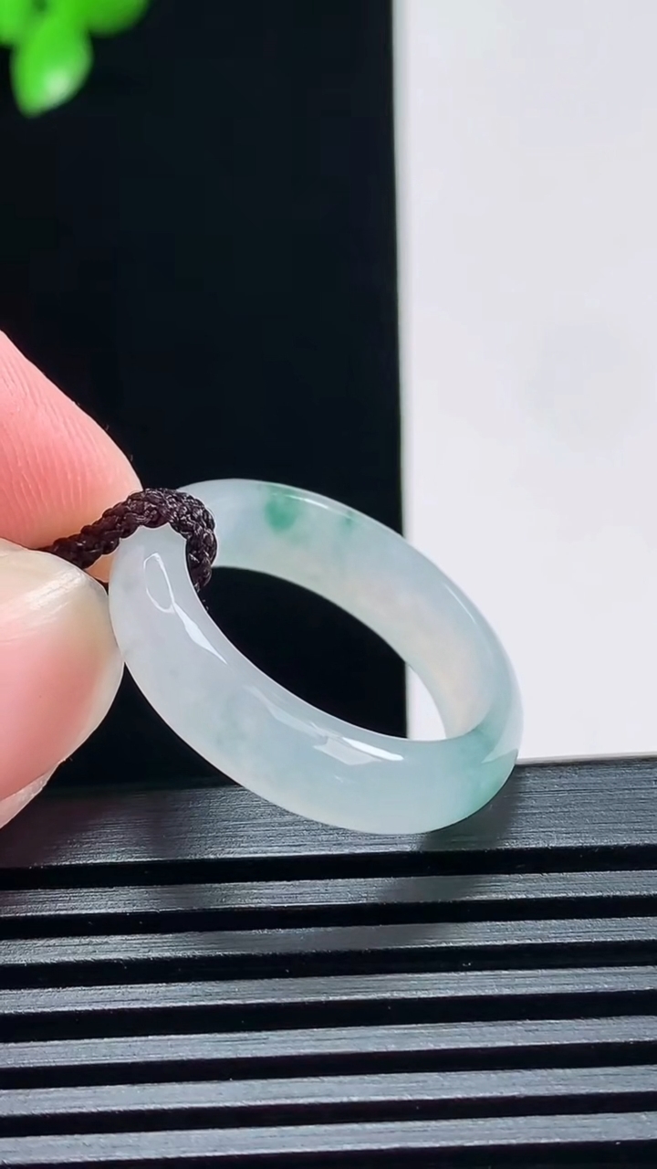天然A货翡翠冰种飘花玉指环 戒指 尺寸19.5-5.6-3 重量:3.43g2026年6月30日
工厂直销收藏佳品,种好水足，色泽均匀，有种有色，上手高大气！