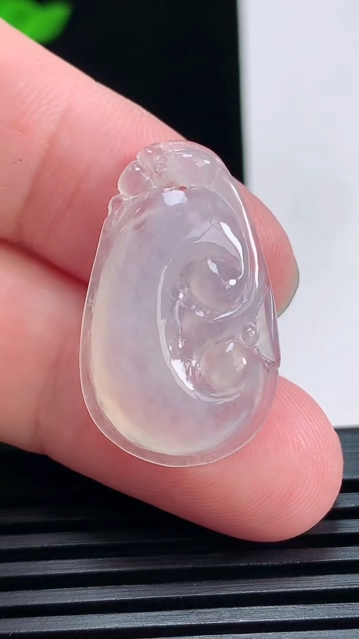 天然A货翡翠如意吊坠，尺寸29-18-5 重量:3.69g
6月30日