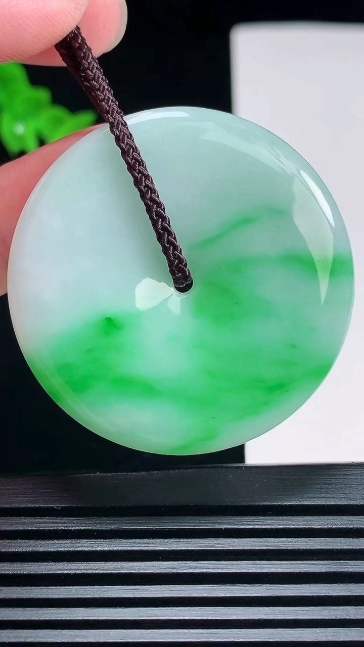 天然A货翡翠平安扣吊坠，尺寸40.6-5 重量:19.50g
6月30日