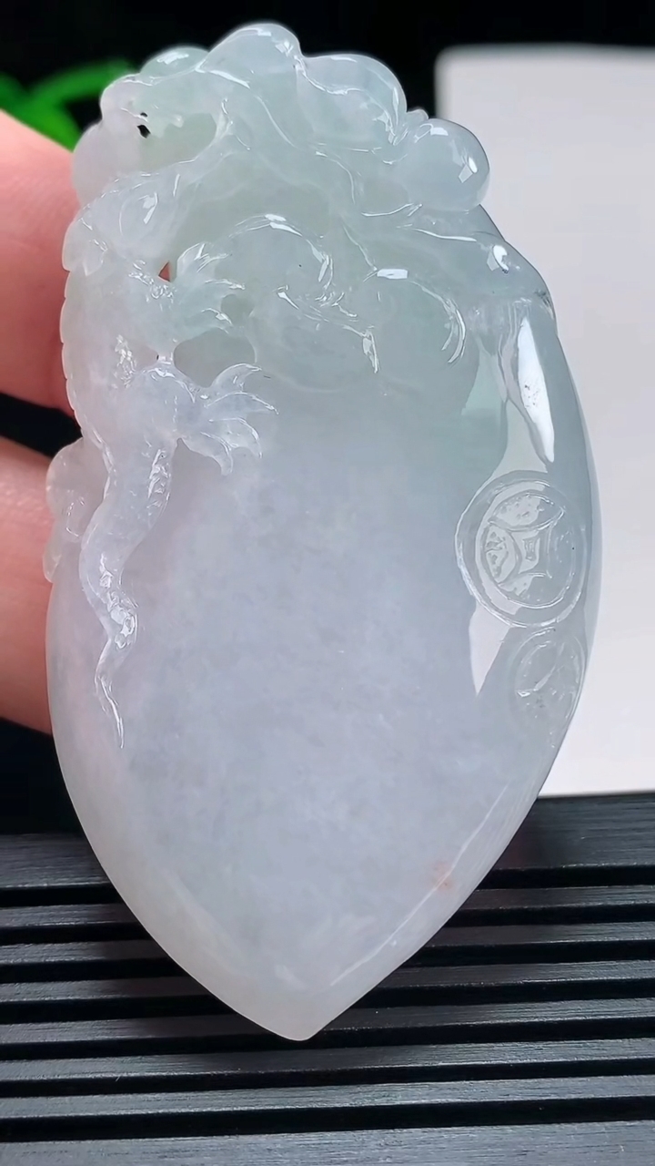 天然A货翡翠春带彩 紫罗兰福瓜吊坠，尺寸65-37-11.2 重量:53.17g
6月30日