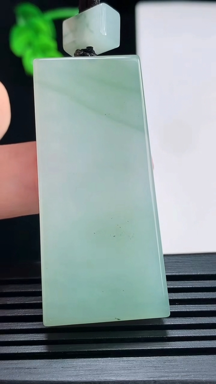 天然A货翡翠飘花仿古无事牌吊坠，尺寸51-24-5.2 重量:22.69g
6月30日