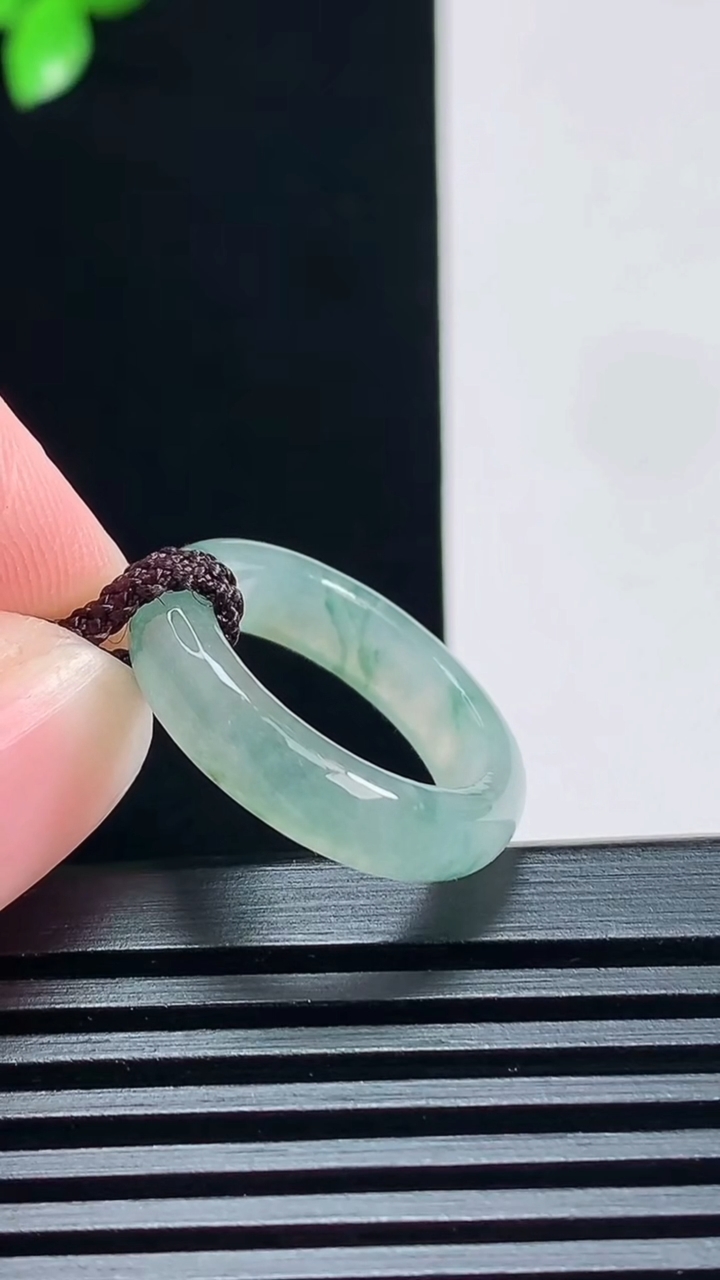 天然A货翡翠飘花玉指环 戒指，尺寸16.3-4.6-3 重量:2.77g2026年6月30日
工厂直销收藏佳品,种好水足，色泽均匀，有种有色，上手高大气！