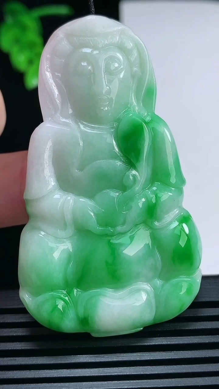 天然A货翡翠正装观音吊坠，尺寸61-36.2-6 重量:24.53g
6月30日