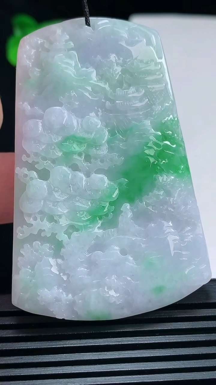 天然A货翡翠山水牌吊坠，尺寸62.5-42-5.8 重量:34.30g
6月30日