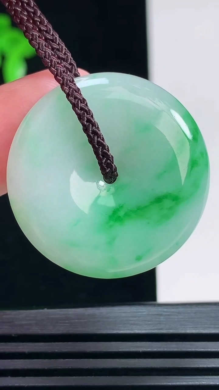 天然A货翡翠平安扣吊坠，尺寸28.6-6 重量:10.61g
6月30日