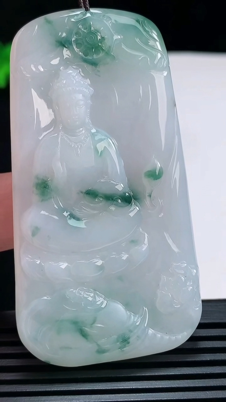 天然A货翡翠飘花普贤菩萨吊坠，尺寸69-37.6-6 重量:37.03g
6月30日