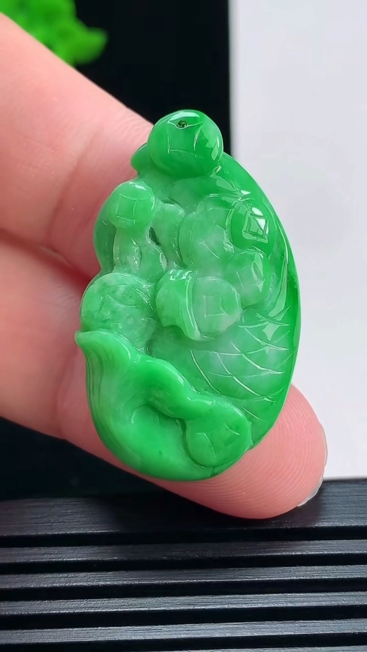 天然A货翡翠年年有余吊坠，尺寸35-21.6-5.8 重量:8.05g
6月30日