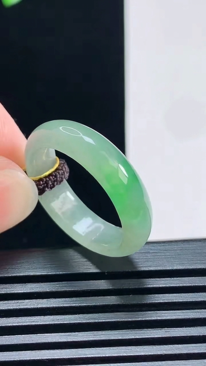 天然A货翡翠玉指环 戒指，尺寸19-5.6-2.8 重量:3.43g2026年6月30日
工厂直销收藏佳品,种好水足，色泽均匀，有种有色，上手高大气！