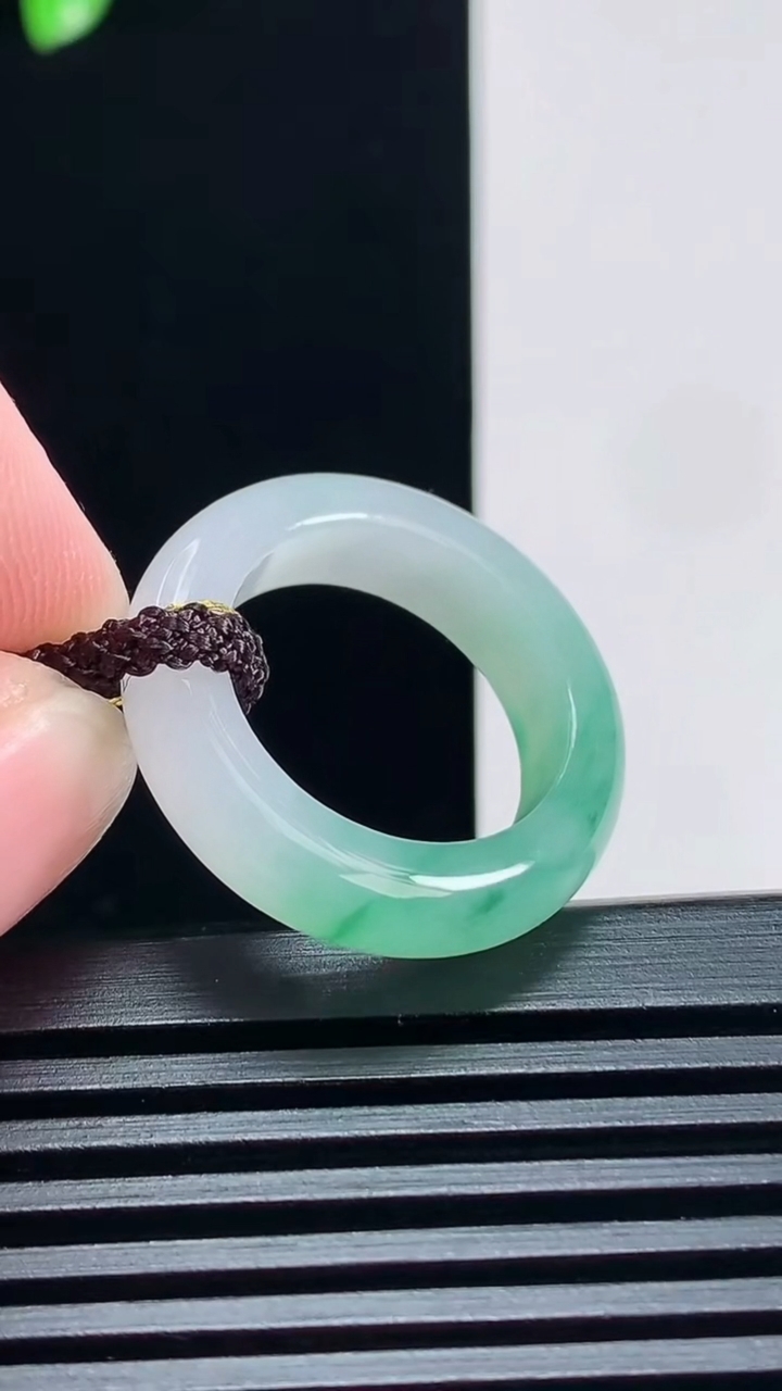 天然A货翡翠玉指环 戒指，尺寸17.3-5.2-4 重量:4.46g2026年6月30日
工厂直销收藏佳品,种好水足，色泽均匀，有种有色，上手高大气！