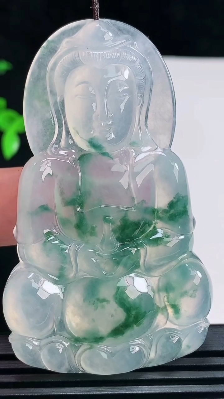 天然A货翡翠种飘花正装观音吊坠，尺寸66.2-40-6 重量:27.06g
6月30日