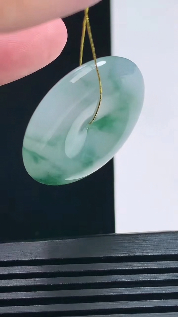 天然A货翡翠冰种飘花平安扣吊坠，尺寸31-6 重量:12.10g
6月30日
