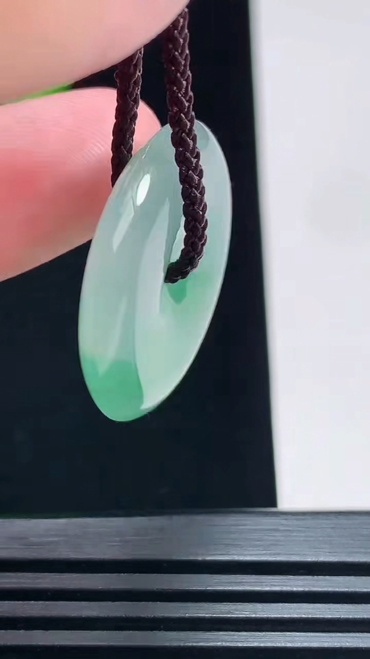 天然A货翡翠平安扣吊坠，尺寸26.6-4.8 重量:7.59g
6月30日