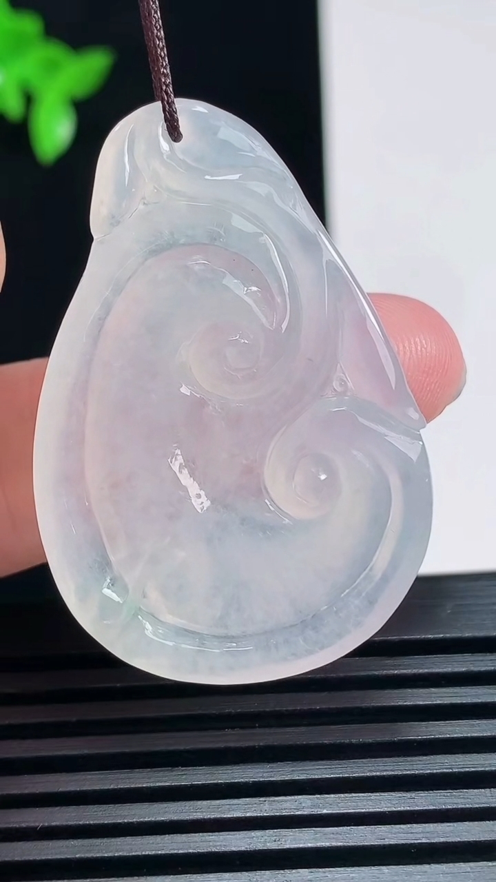 天然A货翡翠如意吊坠，尺寸42-28-5 重量:10.68g
6月30日