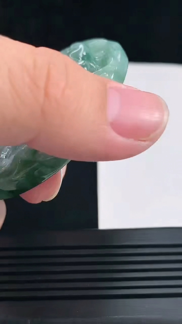 天然A货翡翠飘花大鹏展翅吊坠，尺寸61-53.6-10 重量:56.68g H30
6月30日