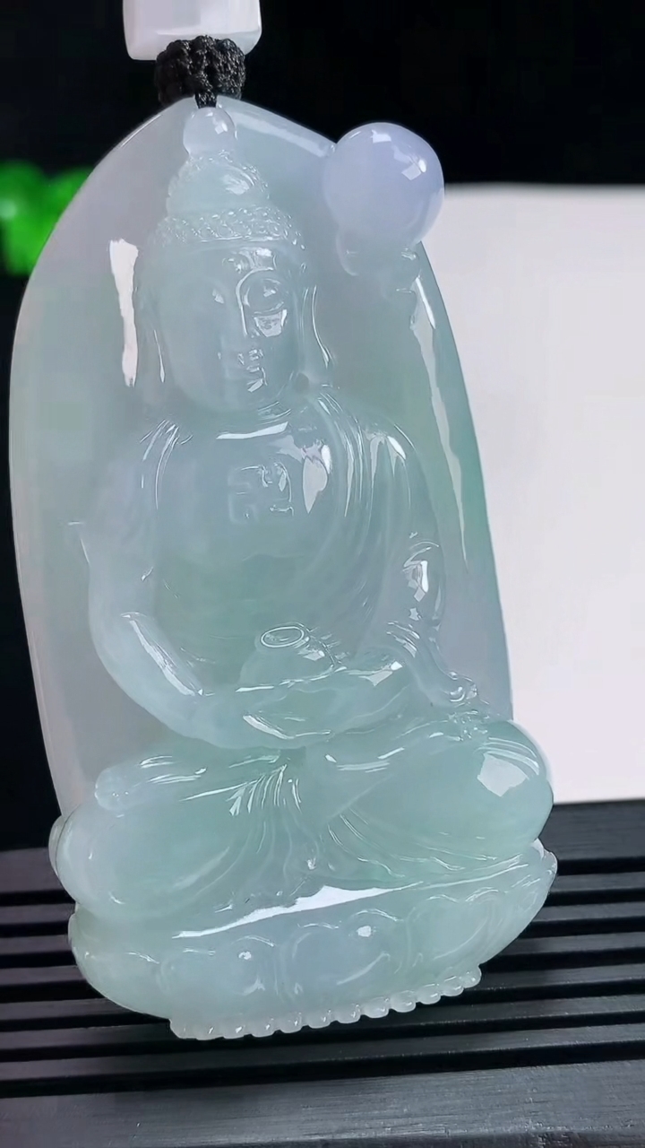 天然A货翡翠大日如来佛吊坠，尺寸68-39-12 重量:70.29g
6月30日