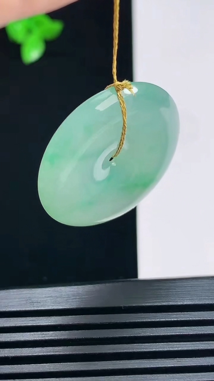 天然A货翡翠平安扣吊坠，尺寸29-5.2 重量:9.29g
6月30日