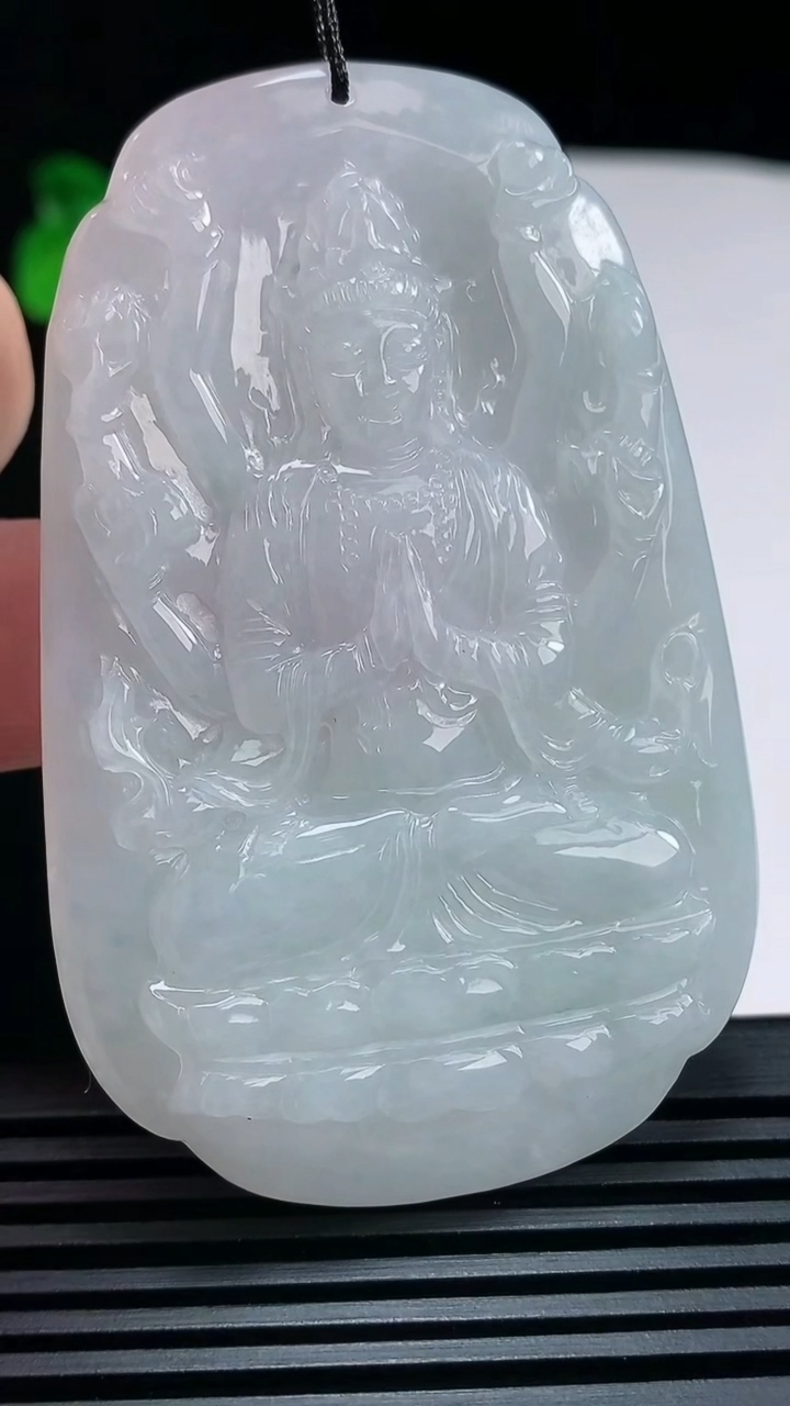 天然A货翡翠飘花千手观音菩萨吊坠，尺寸69-44-5 重量:32.36g
6月30日
