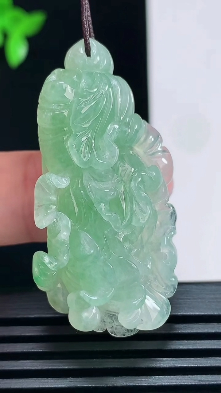天然A货翡翠白菜吊坠，尺寸45.6-22-12 重量:15.31g
6月30日