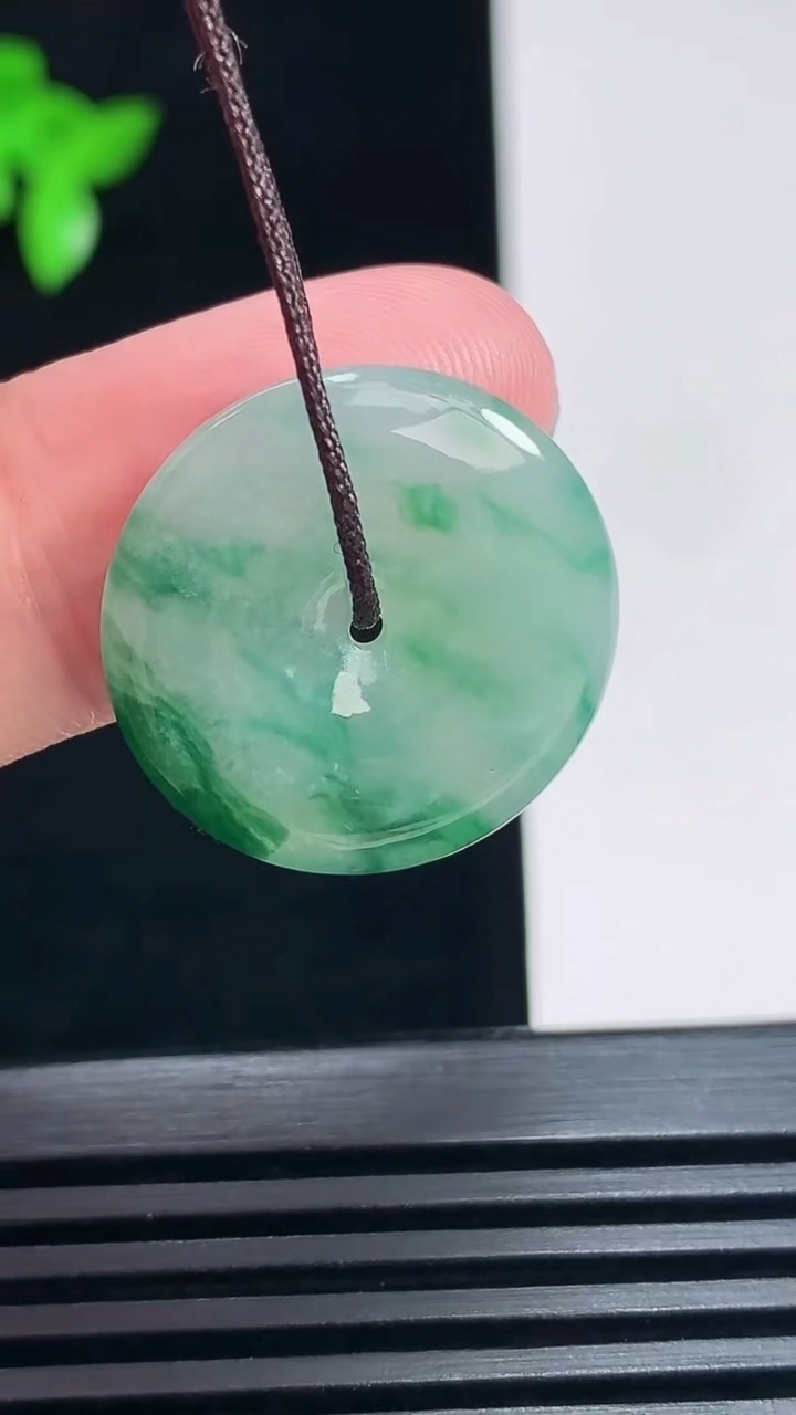 天然A货翡翠平安扣吊坠，尺寸21-4 重量:3.84g
6月30日