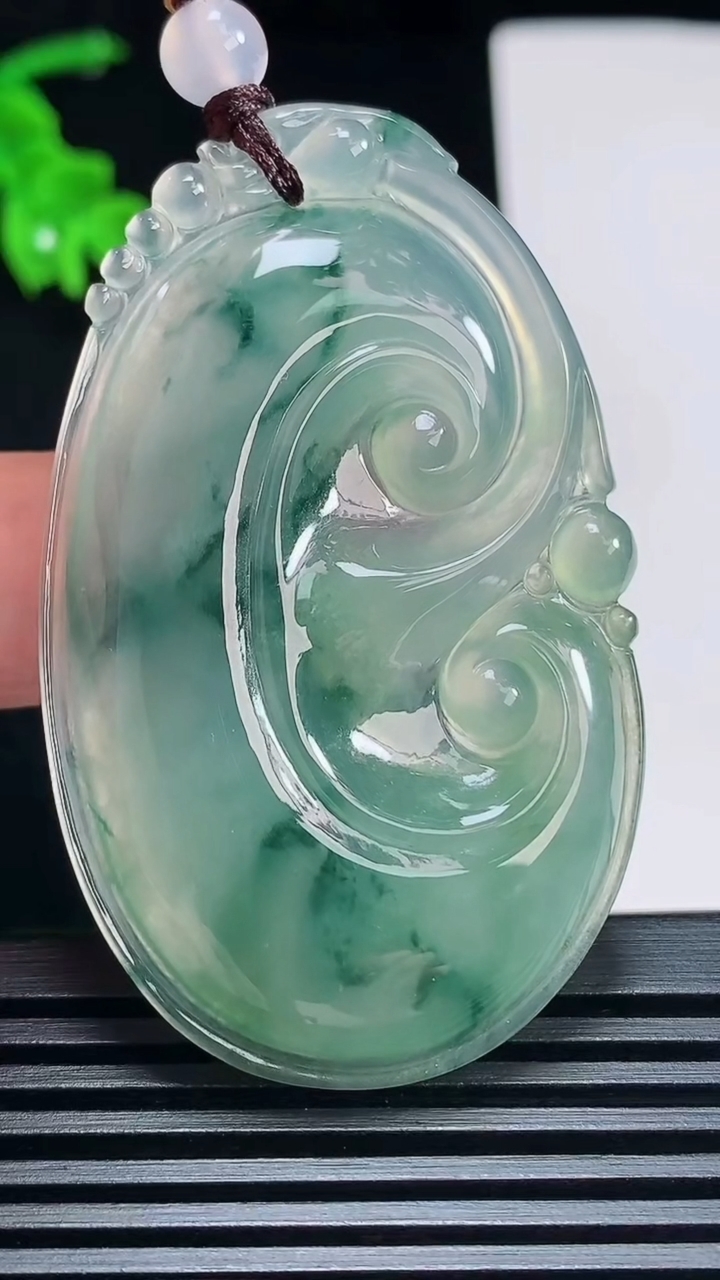 天然A货翡翠冰种飘花如意吊坠，尺寸54-34.5-6 重量:22.63g
6月30日