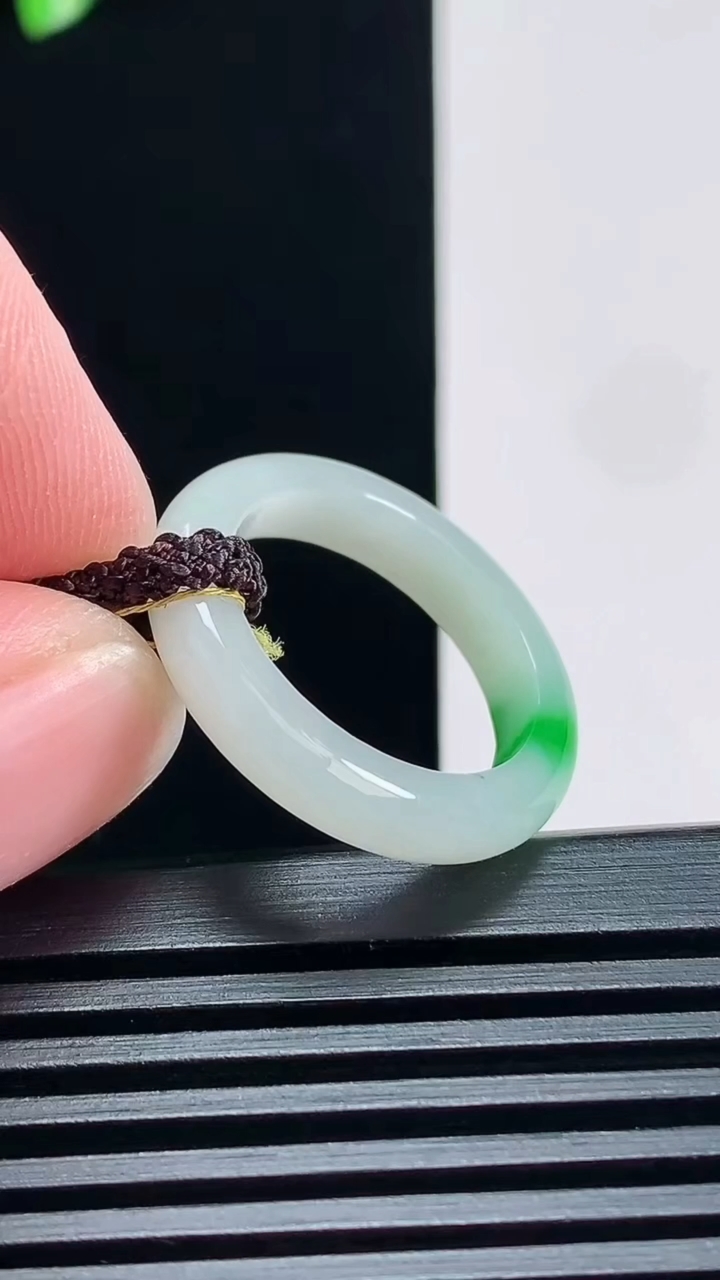 天然A货翡翠玉指环 戒指，尺寸18.3-4.2-3.2 重量:3.07g2026年6月30日
工厂直销收藏佳品,种好水足，色泽均匀，有种有色，上手高大气！