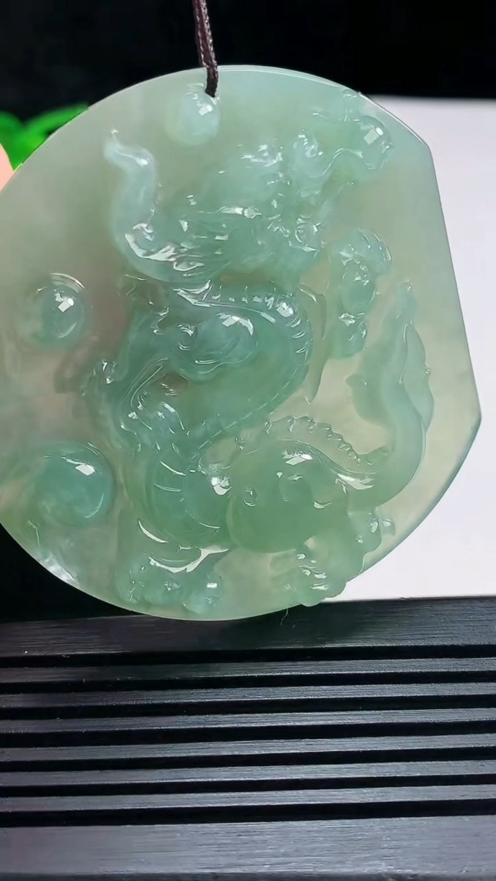 天然A货翡翠龙牌吊坠，尺寸56-52-6.5 重量:34.11g
6月30日