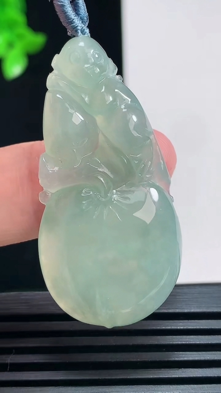 天然A货翡翠寿桃吊坠，尺寸44.6-22.3-6 重量:10.54g
6月30日