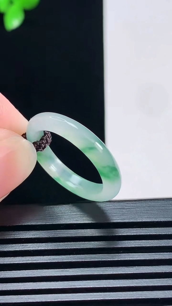 天然A货翡翠冰种飘花玉指环 戒指，尺寸18-3.6-2.8 重量:2.00g2026年6月30日
工厂直销收藏佳品,种好水足，色泽均匀，有种有色，上手高大气！