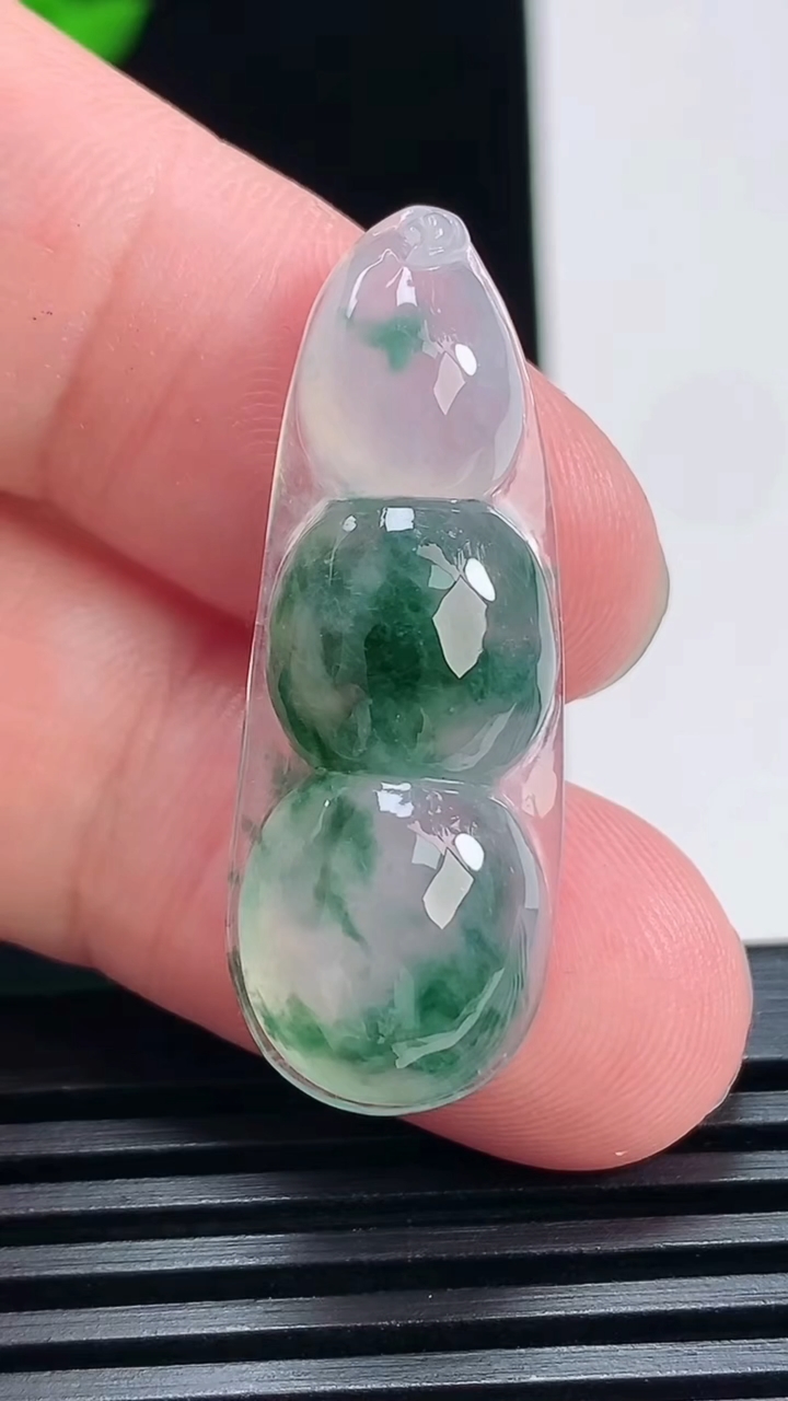天然A货翡翠冰种飘花福豆吊坠，尺寸35-13-7 重量:5.00g
6月30日