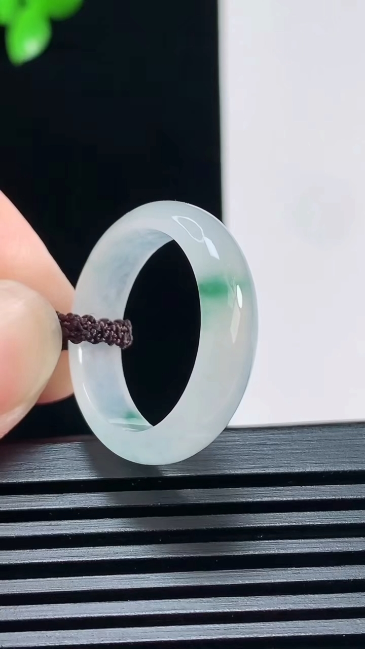 天然A货翡翠冰种飘花玉指环 戒指 尺寸19.5-5.6-3 重量:3.43g2026年6月30日
工厂直销收藏佳品,种好水足，色泽均匀，有种有色，上手高大气！