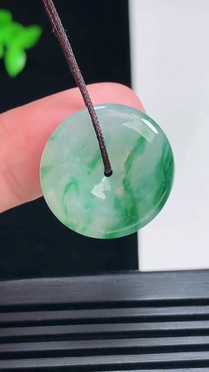 天然A货翡翠平安扣吊坠，尺寸21-4 重量:3.84g
6月30日