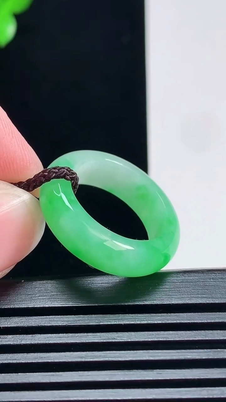 天然A货翡翠玉指环 戒指，尺寸17.5-6-3.5 重量:4.27g2026年6月30日
工厂直销收藏佳品,种好水足，色泽均匀，有种有色，上手高大气！