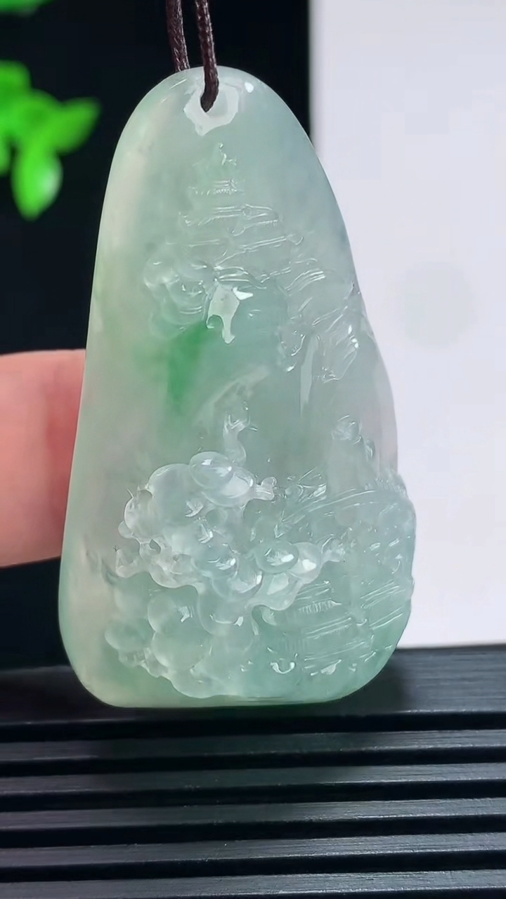 天然A货翡翠山水牌吊坠，尺寸49-27.5-12.5 重量:21.30g
6月30日