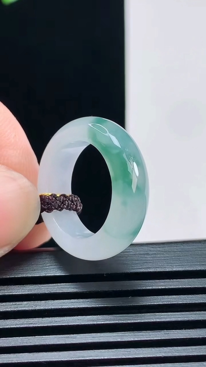 天然A货翡翠冰种飘花玉指环 戒指，尺寸15.5-5.5-3.5 重量:3.75g2026年6月30日