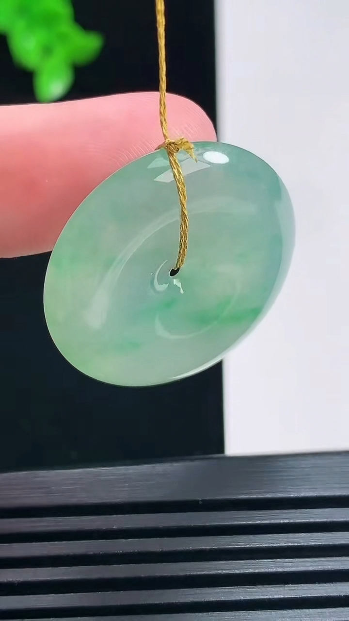 天然A货翡翠平安扣吊坠，尺寸29-5.2 重量:9.29g
6月30日