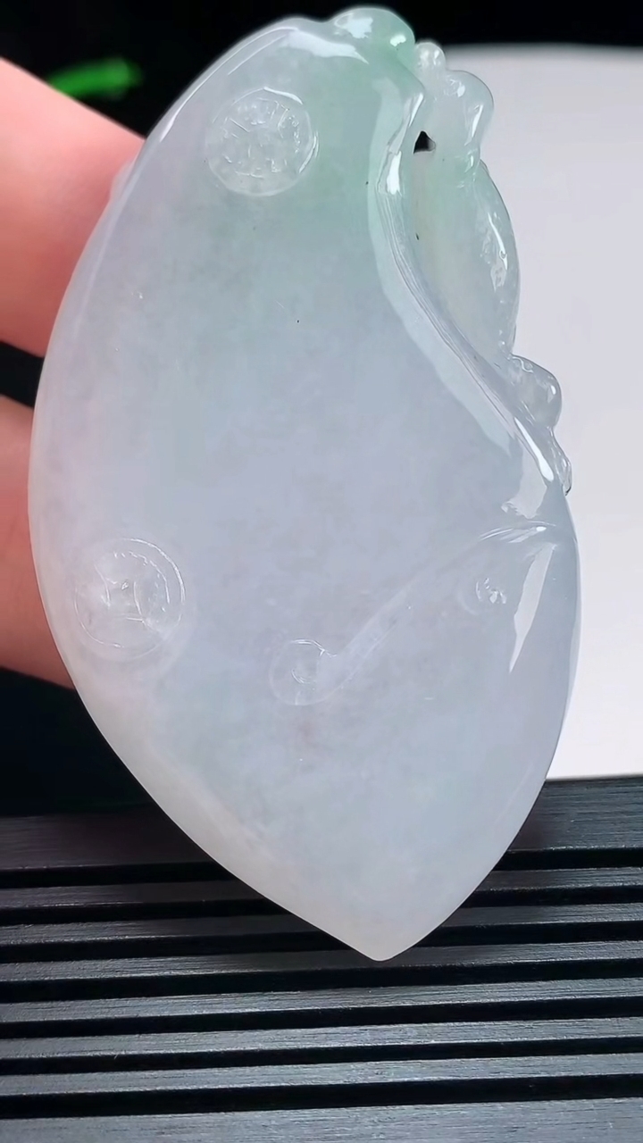天然A货翡翠春带彩 紫罗兰福瓜吊坠，尺寸65-37-11.2 重量:53.17g
6月30日