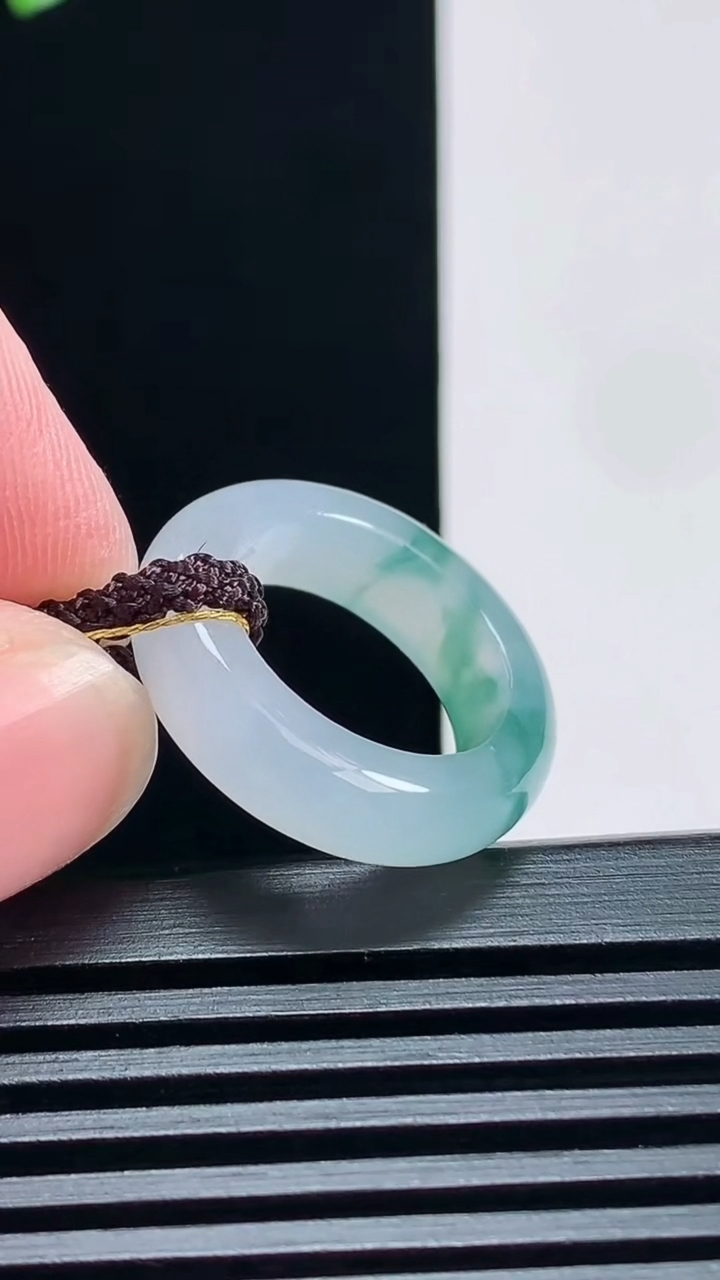 天然A货翡翠冰种飘花玉指环 戒指，尺寸15.5-5.5-3.5 重量:3.75g2026年6月30日
工厂直销收藏佳品,种好水足，色泽均匀，有种有色，上手高大气！
