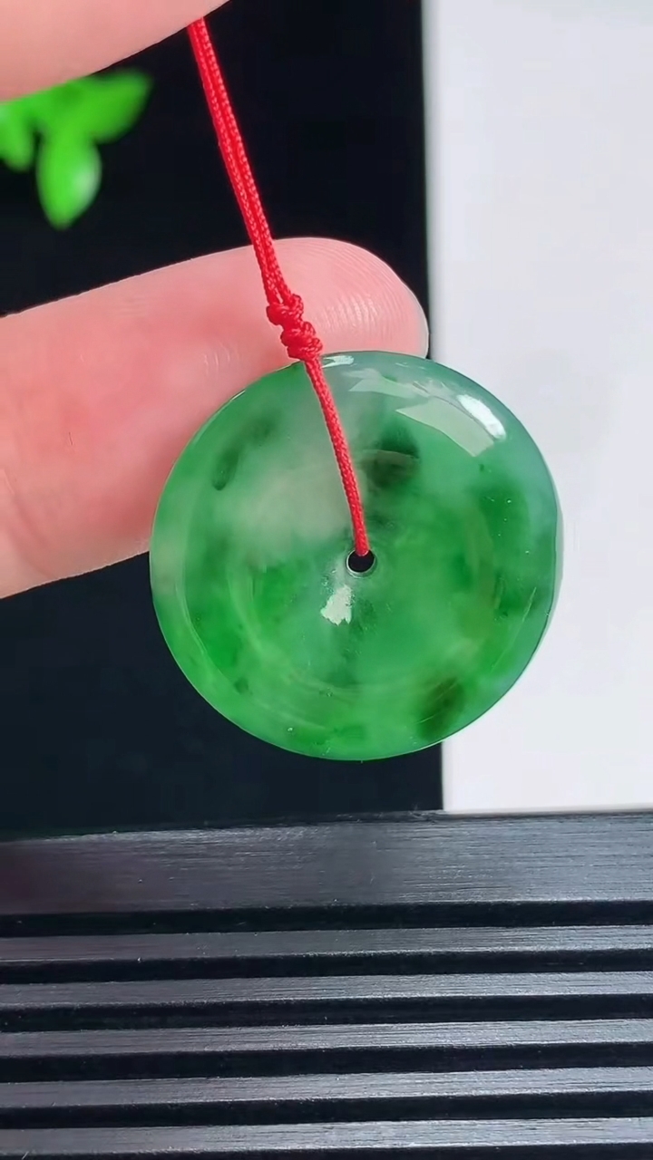 天然A货翡翠平安扣吊坠，尺寸22.6-3.5 重量:4.00g
6月30日