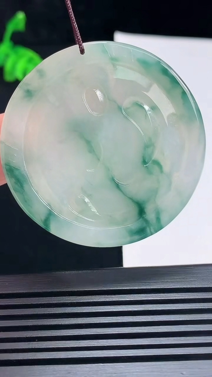 天然A货翡翠冰种飘花大日如来佛吊坠，尺寸46-5.2 重量:21.50g H30
6月30日