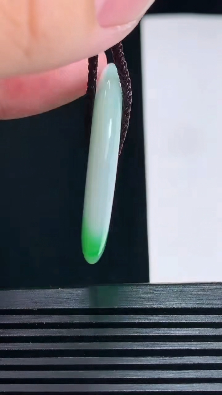 天然A货翡翠平安扣吊坠，尺寸40.6-5 重量:19.50g
6月30日