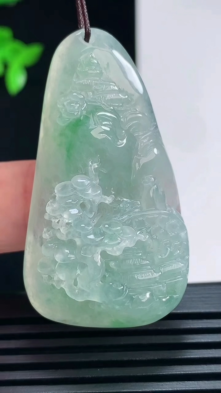 天然A货翡翠山水牌吊坠，尺寸49-27.5-12.5 重量:21.30g
6月30日