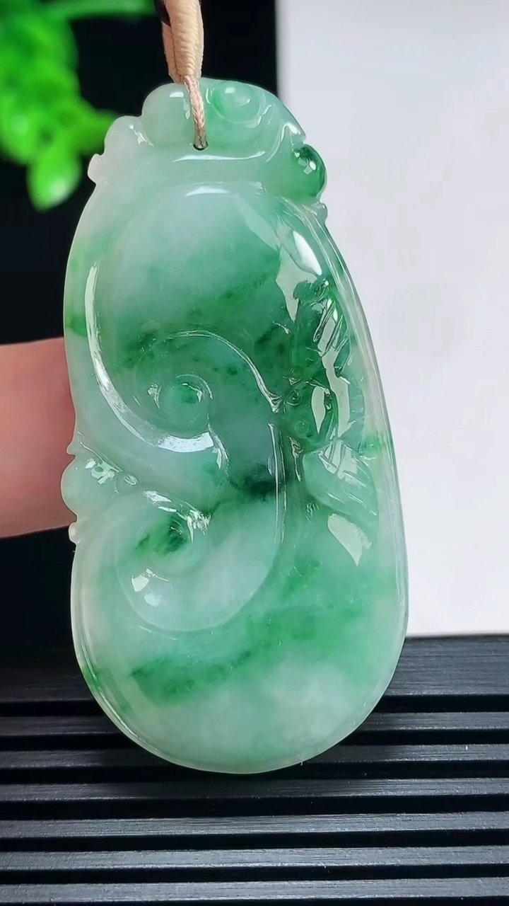 天然A货翡翠如意吊坠，尺寸53.2-26-5 重量:12.24g
6月30日