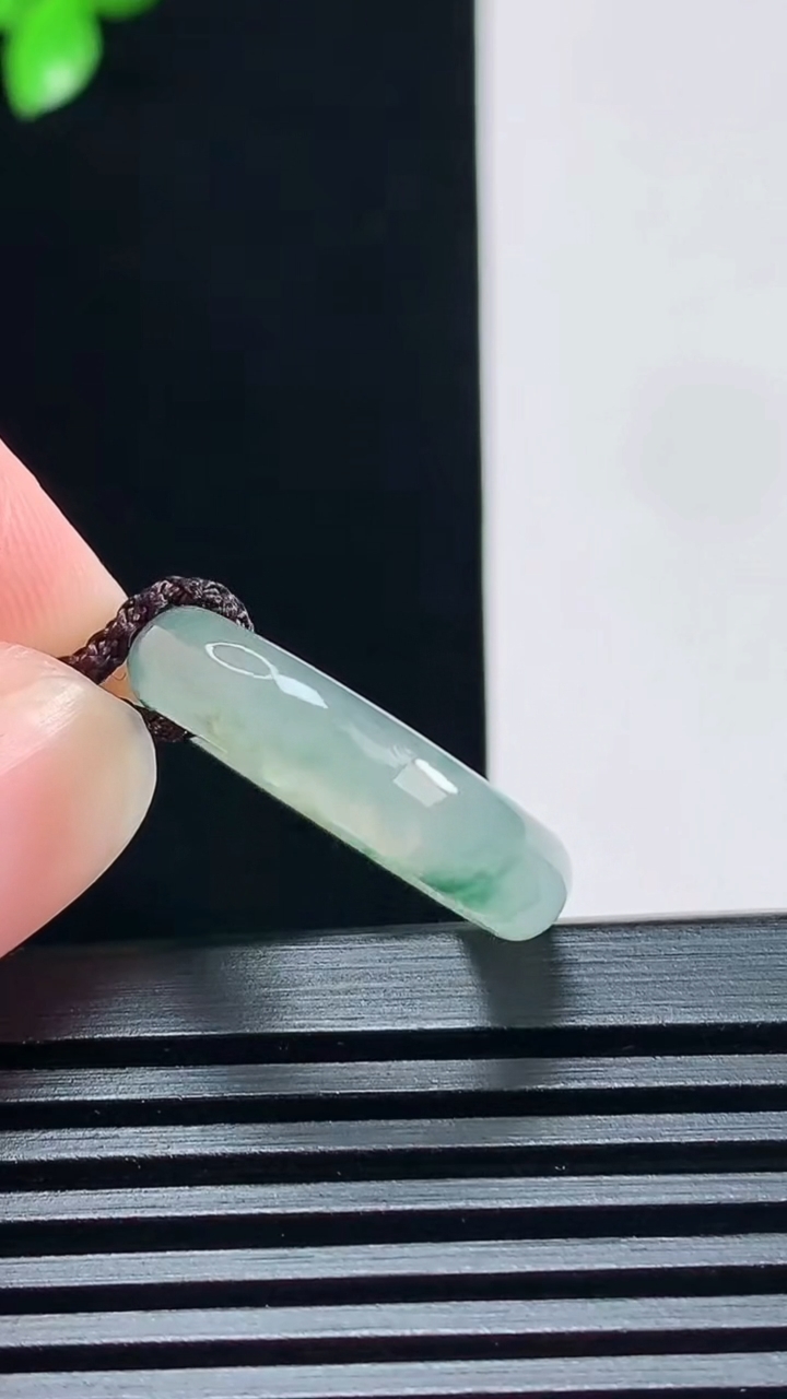 天然A货翡翠飘花玉指环 戒指，尺寸16.3-4.6-3 重量:2.77g2026年6月30日
工厂直销收藏佳品,种好水足，色泽均匀，有种有色，上手高大气！