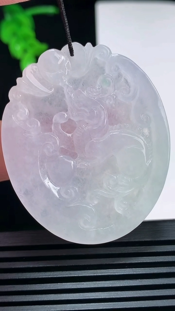 天然A货翡翠春带彩 紫罗兰龙牌吊坠，尺寸49-41-5 重量:23.75g
6月30日
