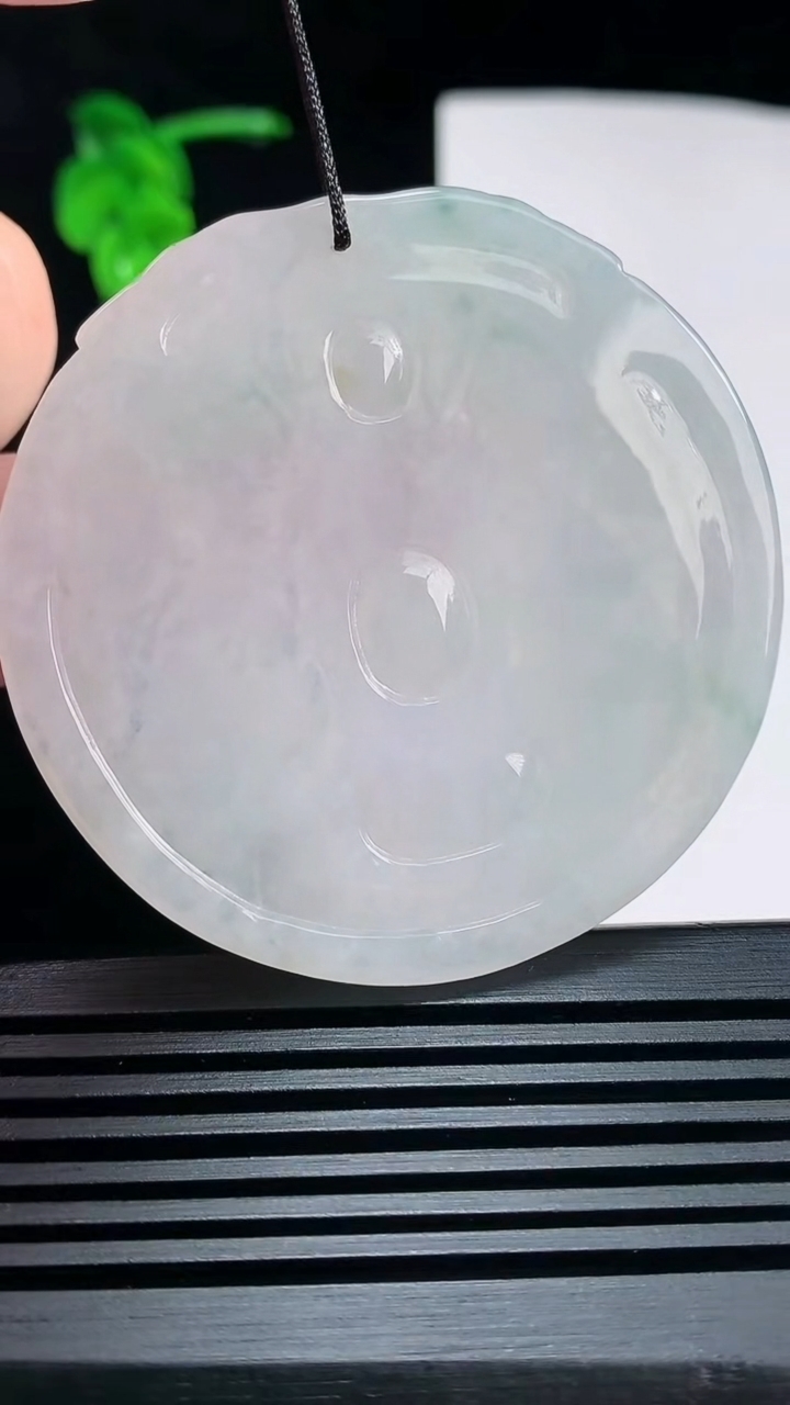 天然A货翡翠飘花一念之间吊坠，尺寸52.5-3.8 重量:24.14g
6月30日