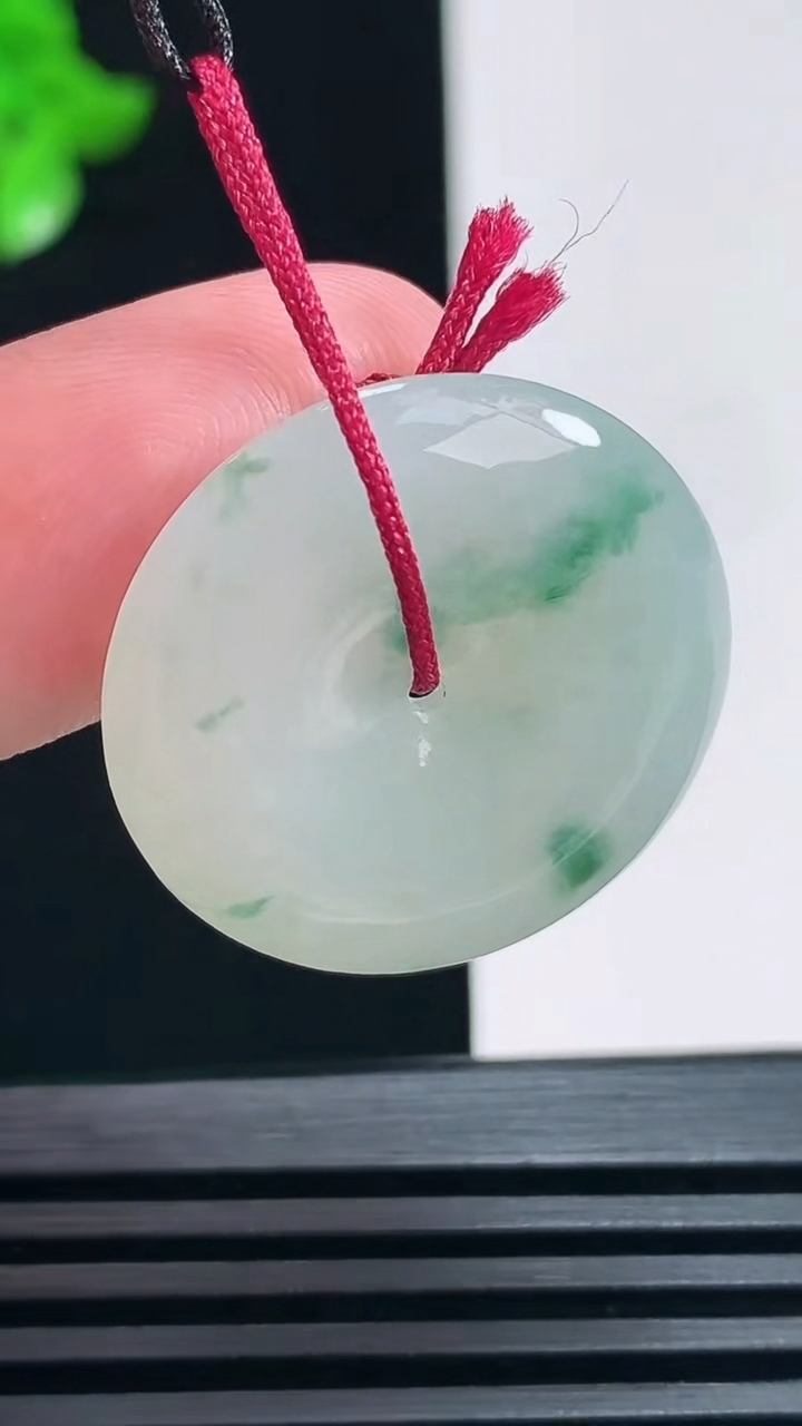 天然A货翡翠飘花平安扣吊坠，尺寸25-5 重量:6.60g
6月30日
