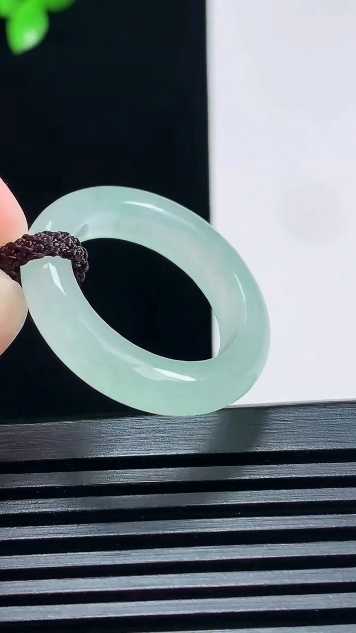 天然A货翡翠玉指环 戒指，尺寸19.5-5.5-4.2 重量:5.15g2026年6月30日
工厂直销收藏佳品,种好水足，色泽均匀，有种有色，上手高大气！